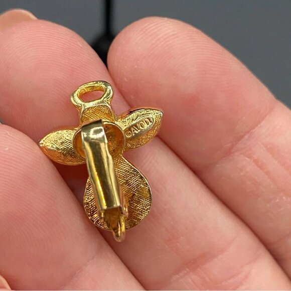 Avon Vintage Angel Pearl and Gold Tone Clip On Earrings - Picture 3 of 11